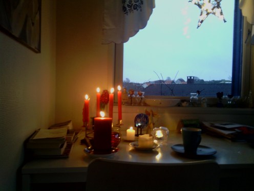 vindu med levande lys jul 12