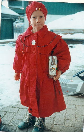 Ingrid lita kåpe og matboks