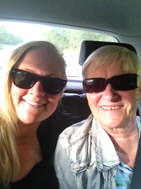 Ingrid og mor i bil