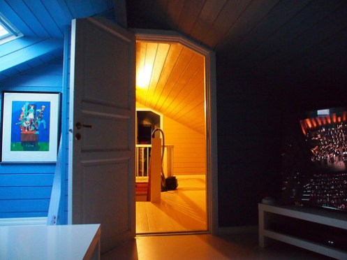 open dør på loftet