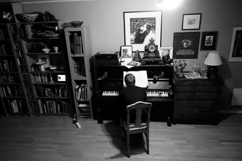 Halvard spelar piano